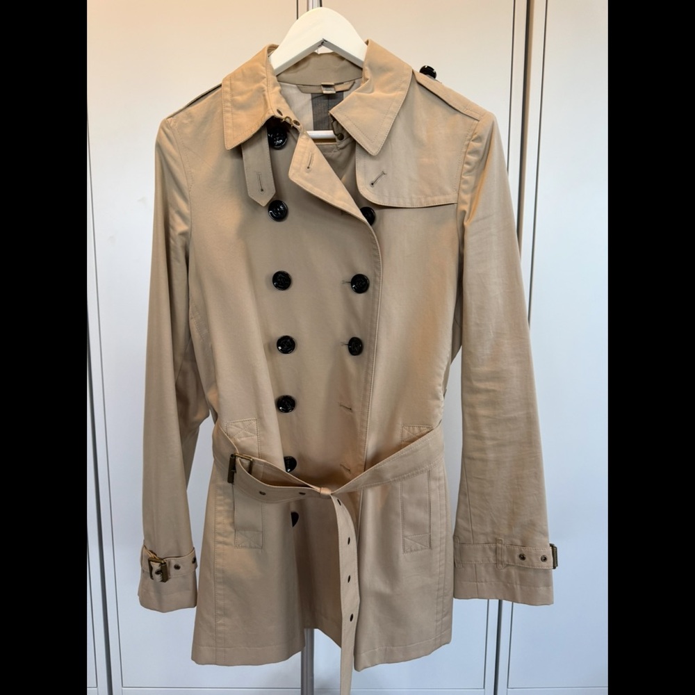 Burberry Classic Tan Double-Breasted Trench Coat comes with tag
